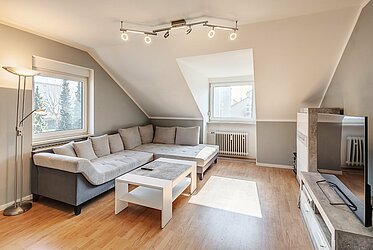 Karlsfeld: Bright 3-room apartment ready to move in - central and
quiet