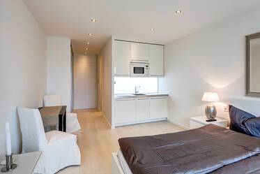 Apartment at the Rotkreuzplatz - with exclusive bathroom, bright and modern furnishing