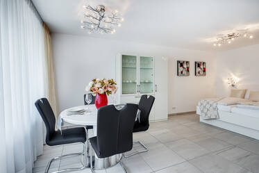Near Harras (U6 &amp; S7) - furnished apartment in Sendling