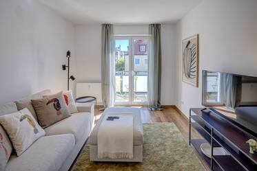 First occupancy: Brightly furnished rental near Aidenbachstraße