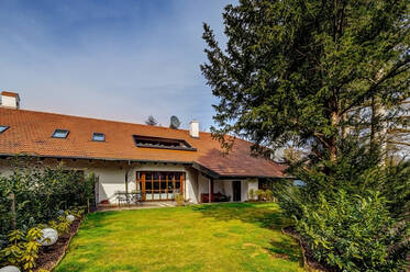 Luxury mansion half for rent with garden