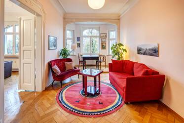 Bright, charming historic apartment at the Isar river