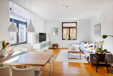 Light-flooded historic apartment in prime location for rent