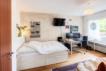 Sunny Apartment with Loggia in Harlaching