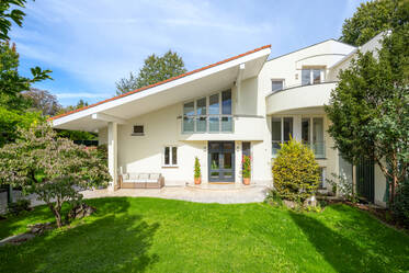 Spacious Semi-Detached Villa in Prestigious Surroundings