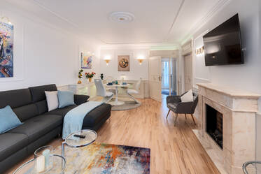 Well-Maintained 2-Room Apartment with Unique Light Ambience