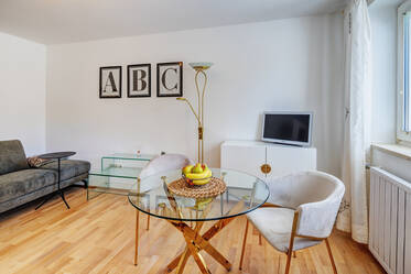 Schöne möblierte Wohnung in guter Wohnlage, mit Parkettboden + WLAN