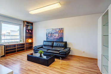 Furnished apartment with west-facing loggia and good public transport connections