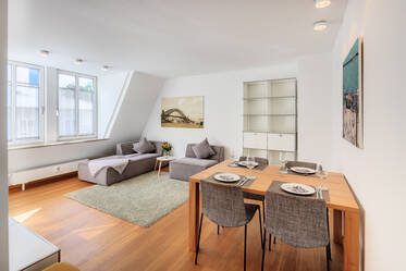 Stylishly furnished, bright 2-bedroom apartment near Rotkreuzplatz